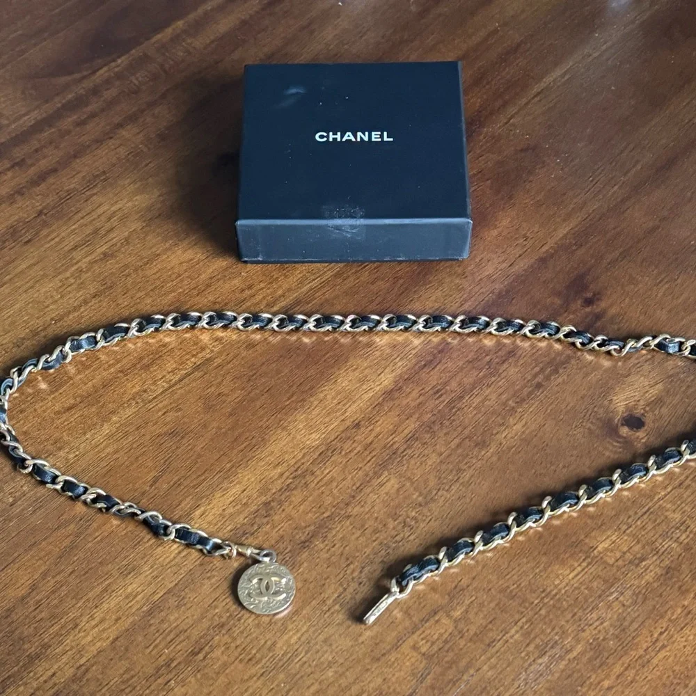 AUTH. VINTAGE CHANEL Gold and Black Chain Belt with Logo Coin - Picture 4 of 9